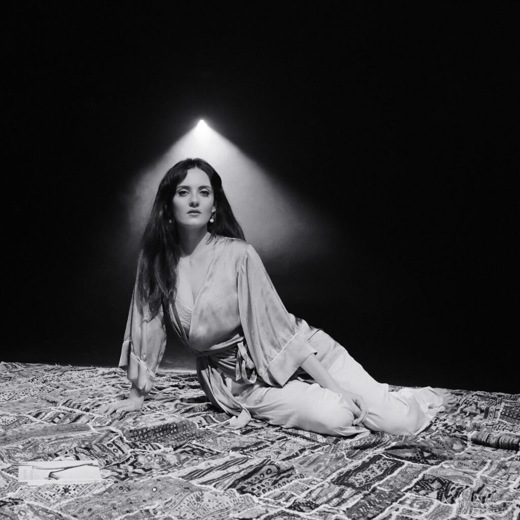 Izabella Caussanel magyar–francia énekesnő lesz a 17. Arany Medál-díjátadó zenei fellépője